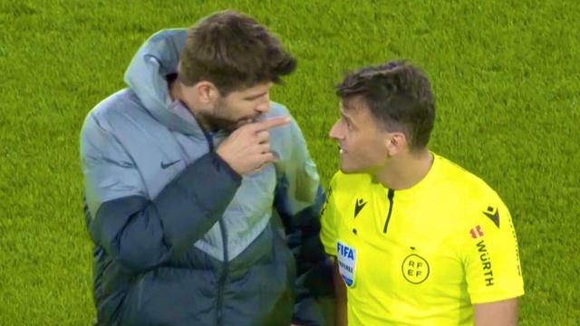 Gerard Piqué protesta ante Gil Manzano