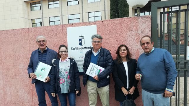Miembros de CSIF Educación Toledo en la puerta de la Deleg Prov de Educación Toledo