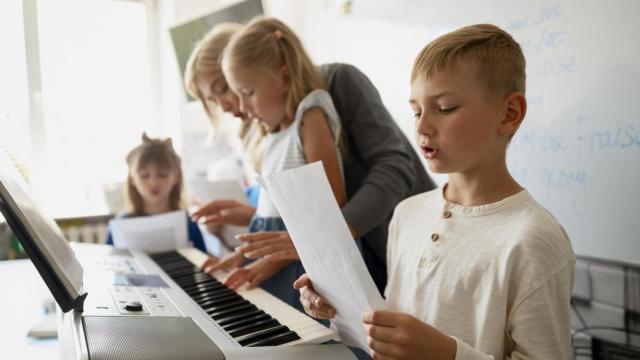 Niños en clase de música.