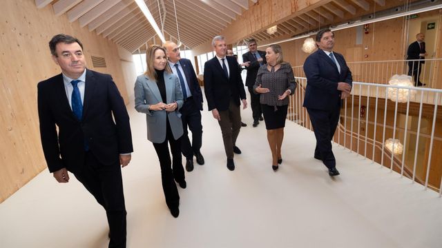 El presidente de la Xunta, Alfonso Rueda, acompañado d conselleiro de Cultura, Educación, Formación Profesional e Universidades, Román Rodríguez.
