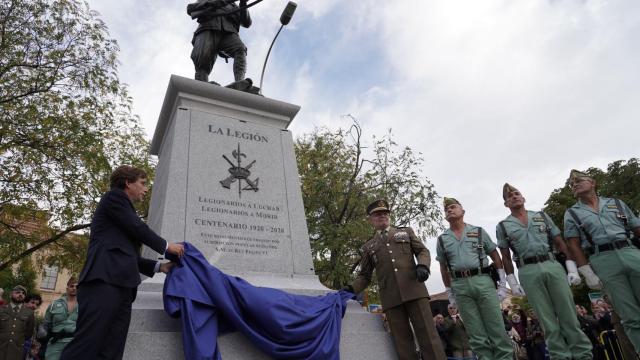 Almeida descubriendo el monumento en honor a la Legión.