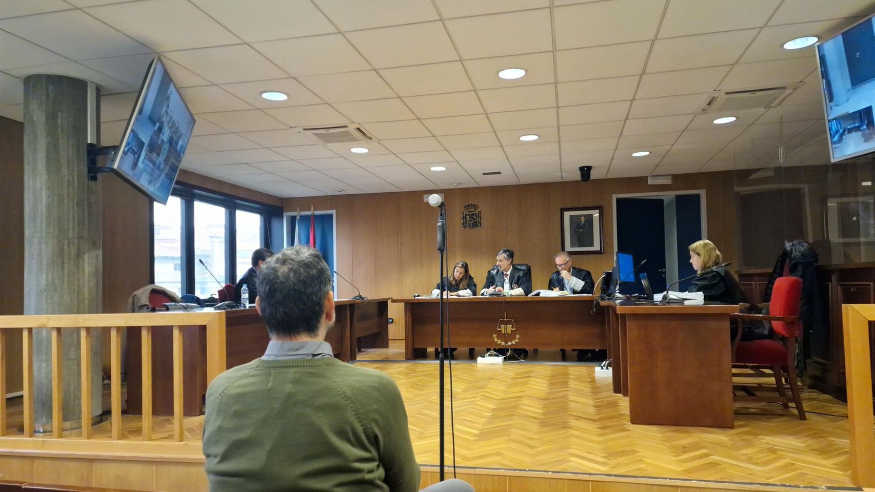 El alcalde pedáneo de Bembrive sentado en el banquillo de los acusados.
