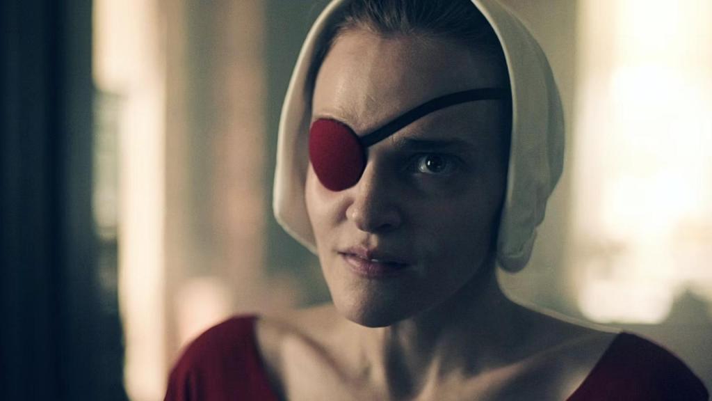 Janine se rebela por fin en 'El cuento de la criada'.