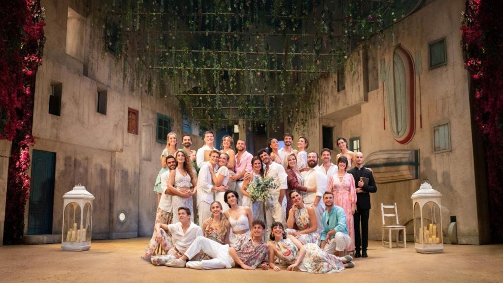 El elenco al completo de 'Mamma mia!' al final de una de las escenas de la obra.