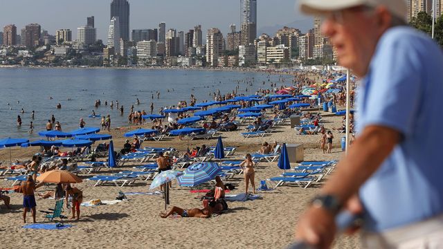Turistas en la playa de Poniente de Benidorm el pasado día de Todos los Santos.