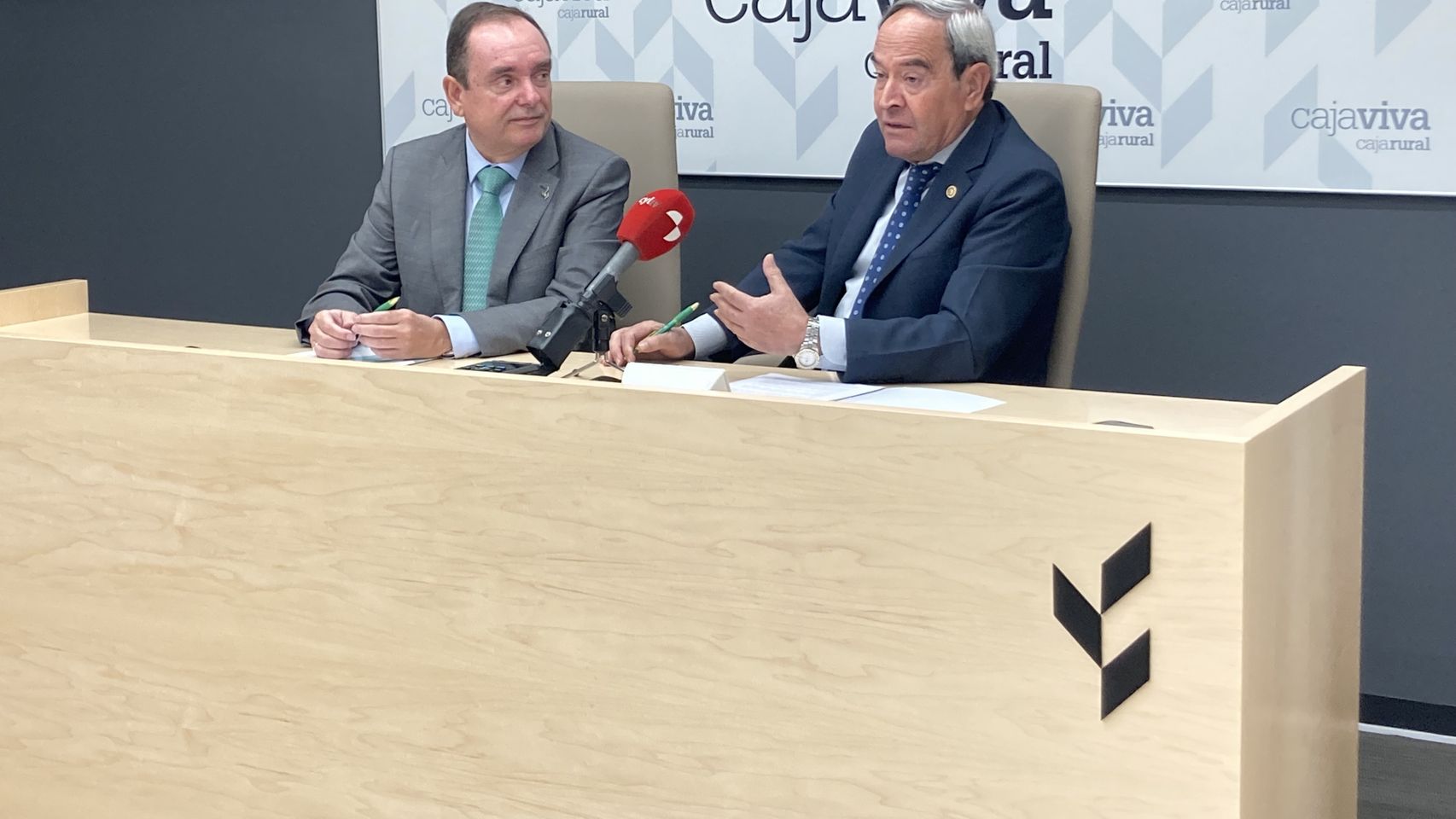 Cajaviva firma un convenio con la FAE
