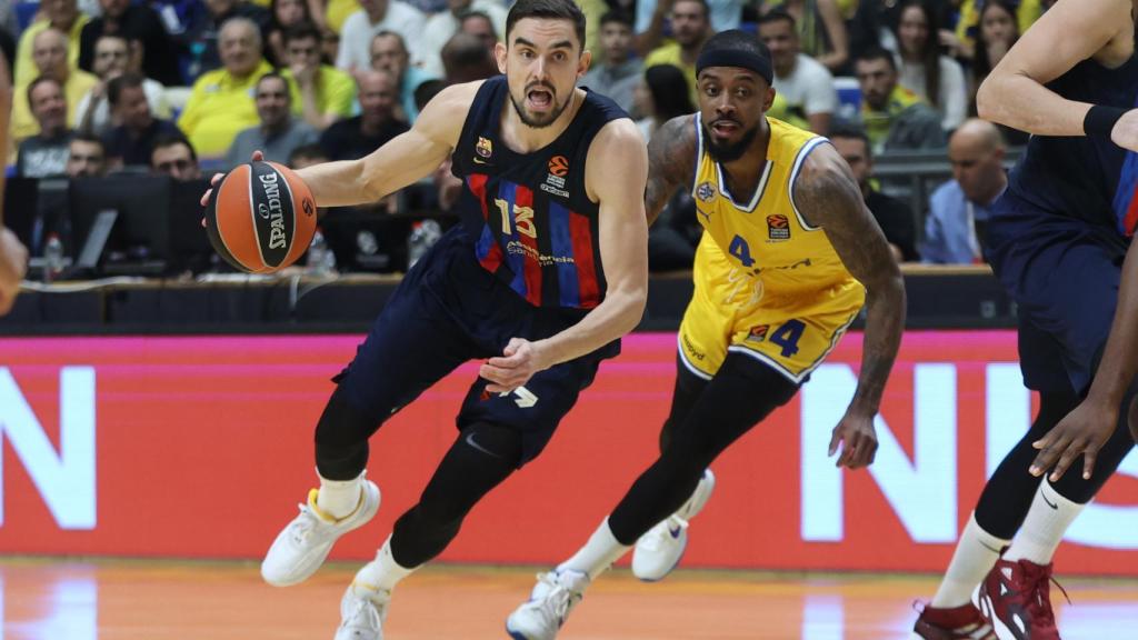 Lorenzo Brown persigue a Satoransky en un ataque del Barça