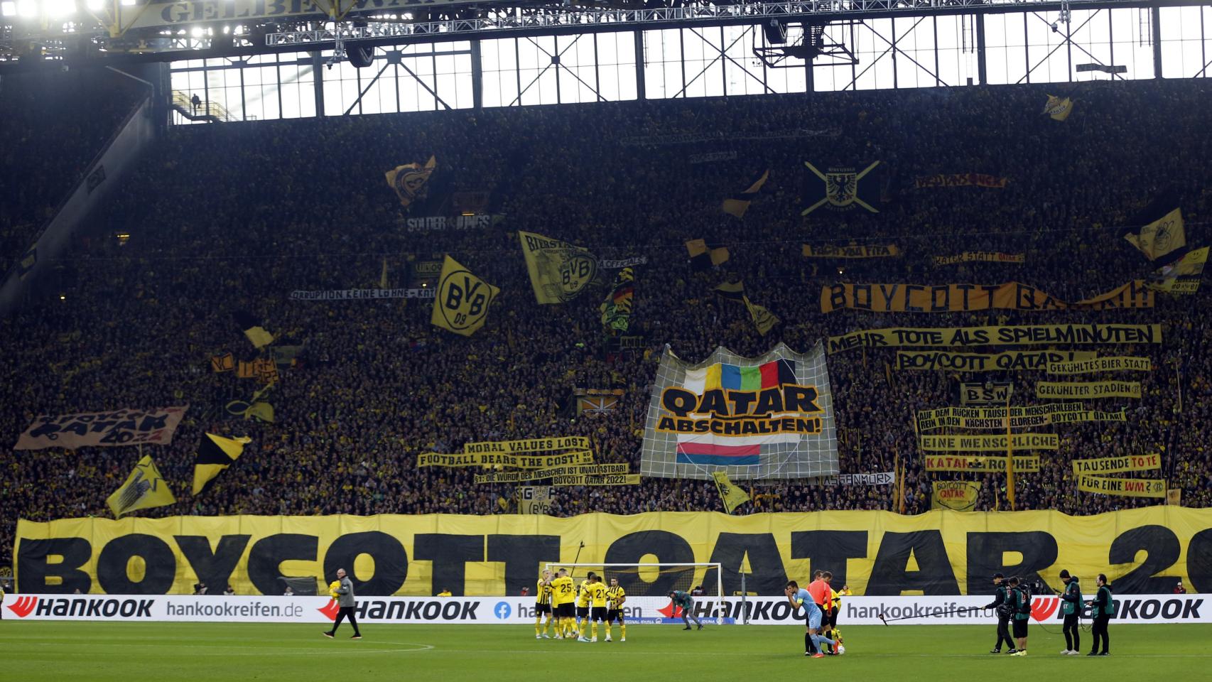 La grada de animación del Borussia Dortmund pide el boicot a Qatar 2022.