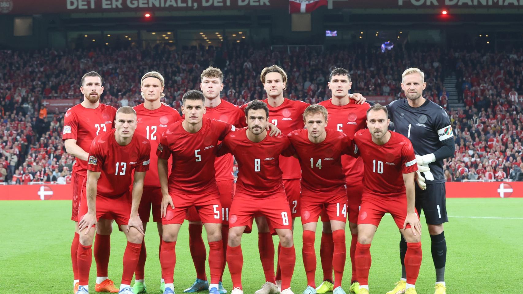 Dinamarca luciendo su camiseta especial para los partidos del Mundial.