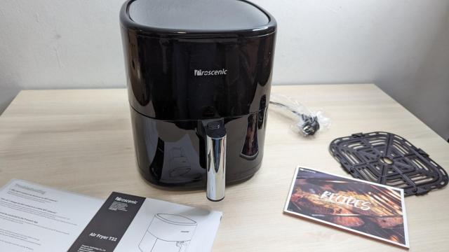 La Proscenic T22 también incluye un libro de recetas, pero está en inglés