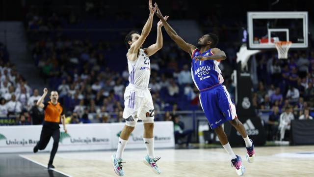 Llull anota un triple desde el centro del campo ante Anadolu Efes