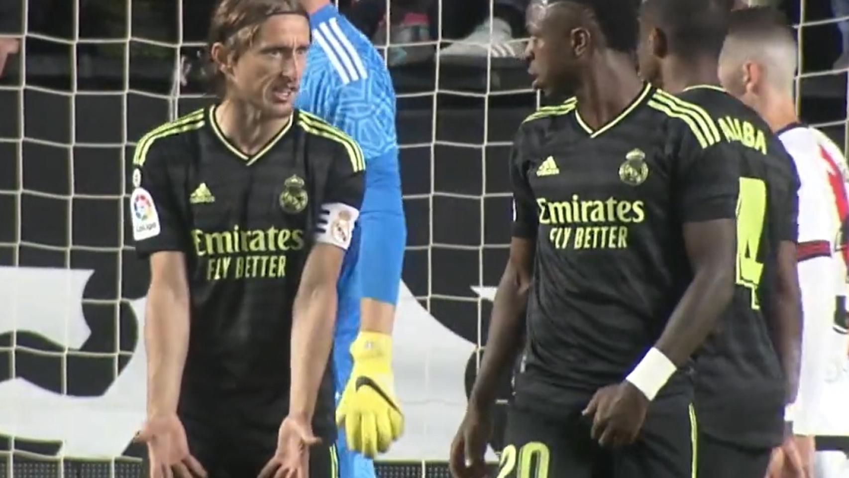 Modric, hablando con Vinicius en Vallecas.