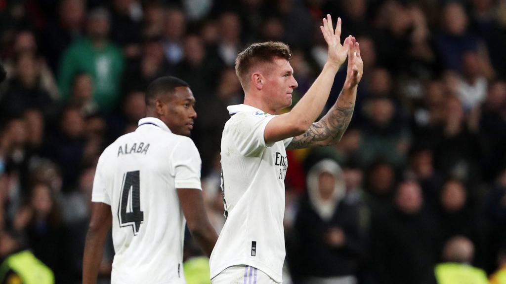 Kroos saluda al Bernabéu tras marcar su gol.