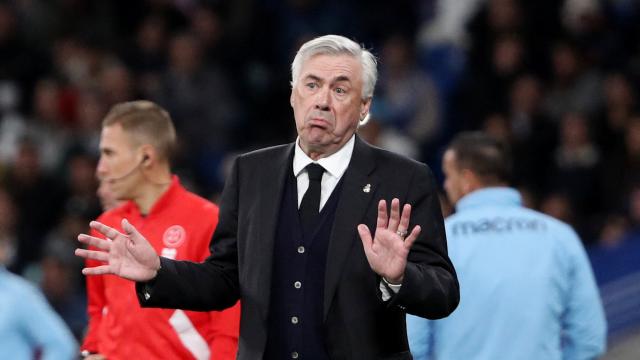 Ancelotti, contrariado por una decisión del árbitro.