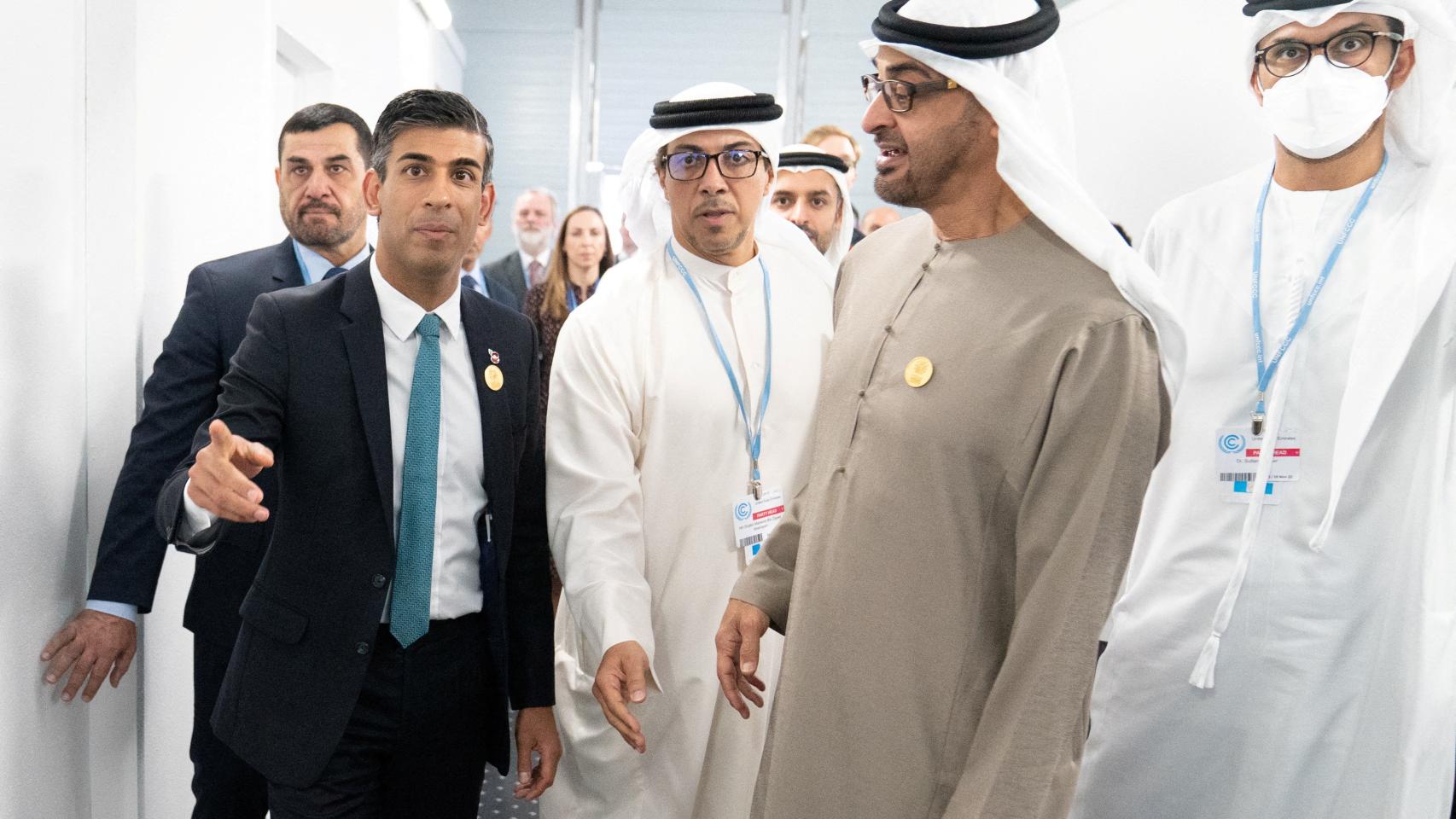 El primer ministro británico, Rishi Sunak, junto al presidente de Emiratos Árabes Unidos, Mohammed bin Zayed al-Nahyan , uno de los países con más 'lobbistas' de la COP27.