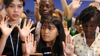 En el centro, la activista india Licypriya Kangujam de 11 años durante la COP27.