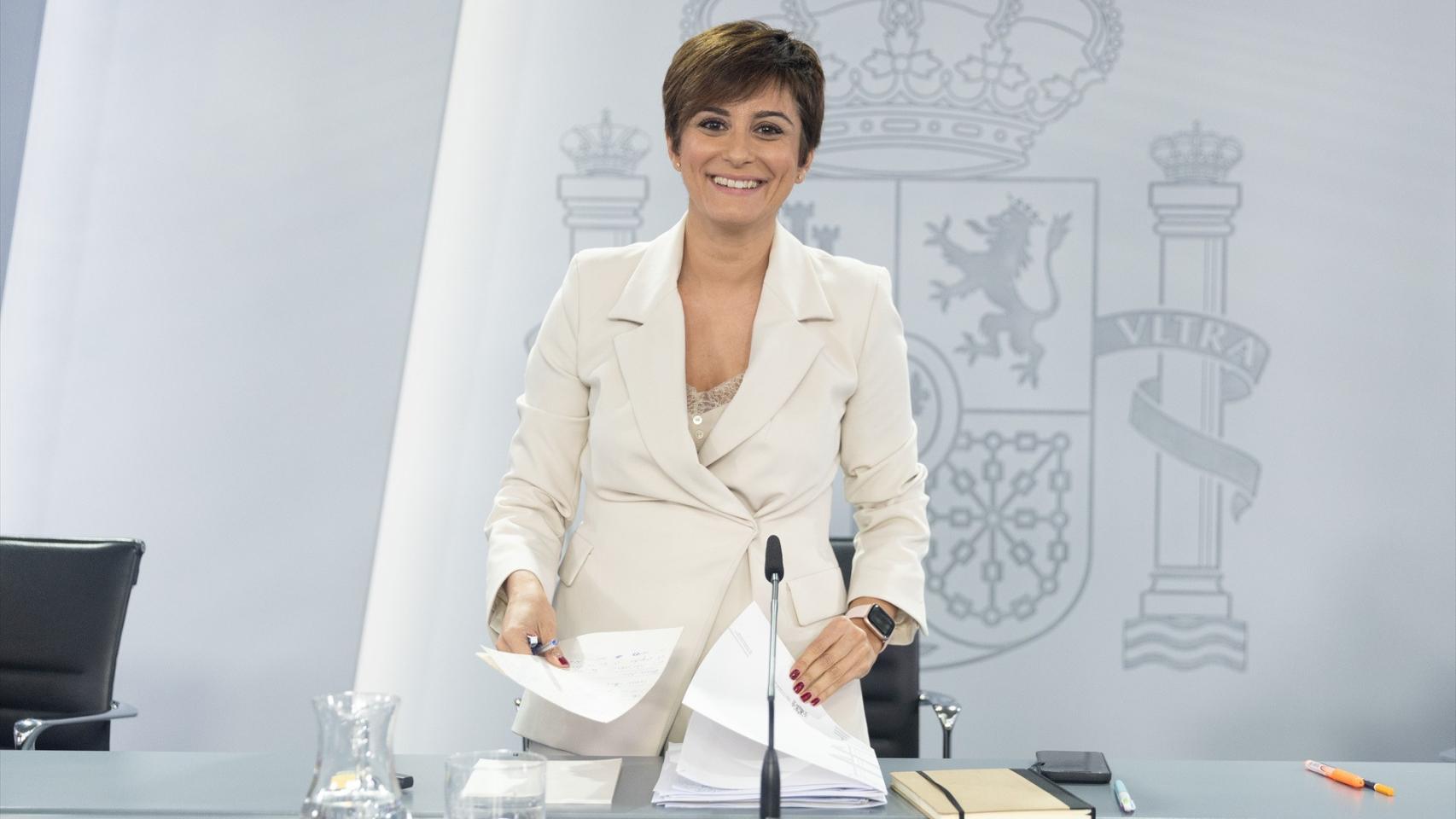 La ministra portavoz, Isabel Rodríguez, en la sala de prensa de la Moncloa.