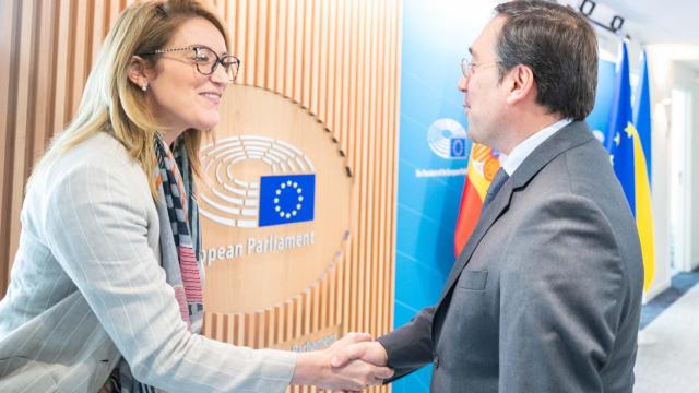 José Manuel Albares, ministro de Exteriores, recibido por Roberta Metsola, presidenta del Parlamento Europeo, en Bruselas.