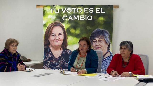 Begoña Trigo (c), junto a Lourdes Pulido (d), este jueves.