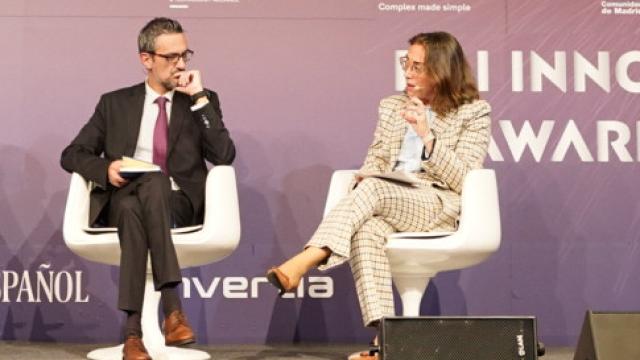 El nuevo viceconsejero de Transformación Digital de Castilla-La Mancha, Juan Ángel Morejudo (izquierda) y la consejera de Movilidad y Transformación Digital de Castilla y León, María González, durante un foro organizado por D+I.