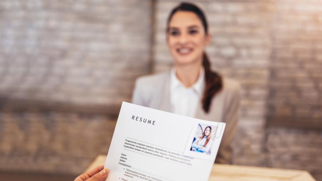 Una mujer en una entrevista de trabajo.