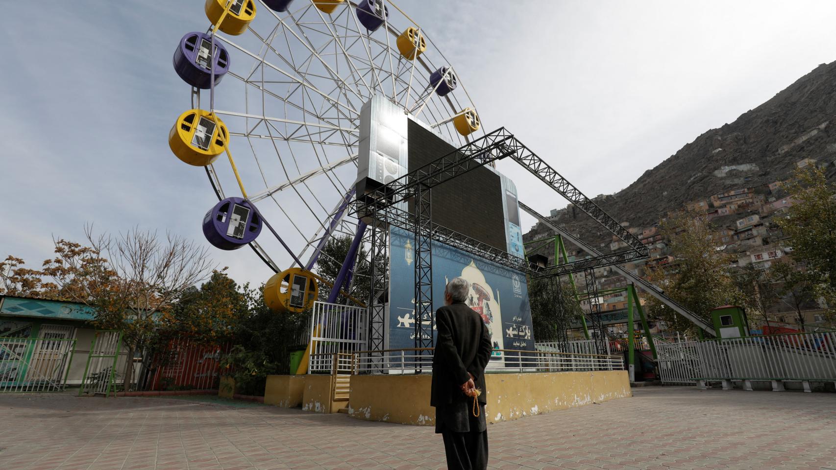 Un hombre, en un parque de atracciones de Kabul.