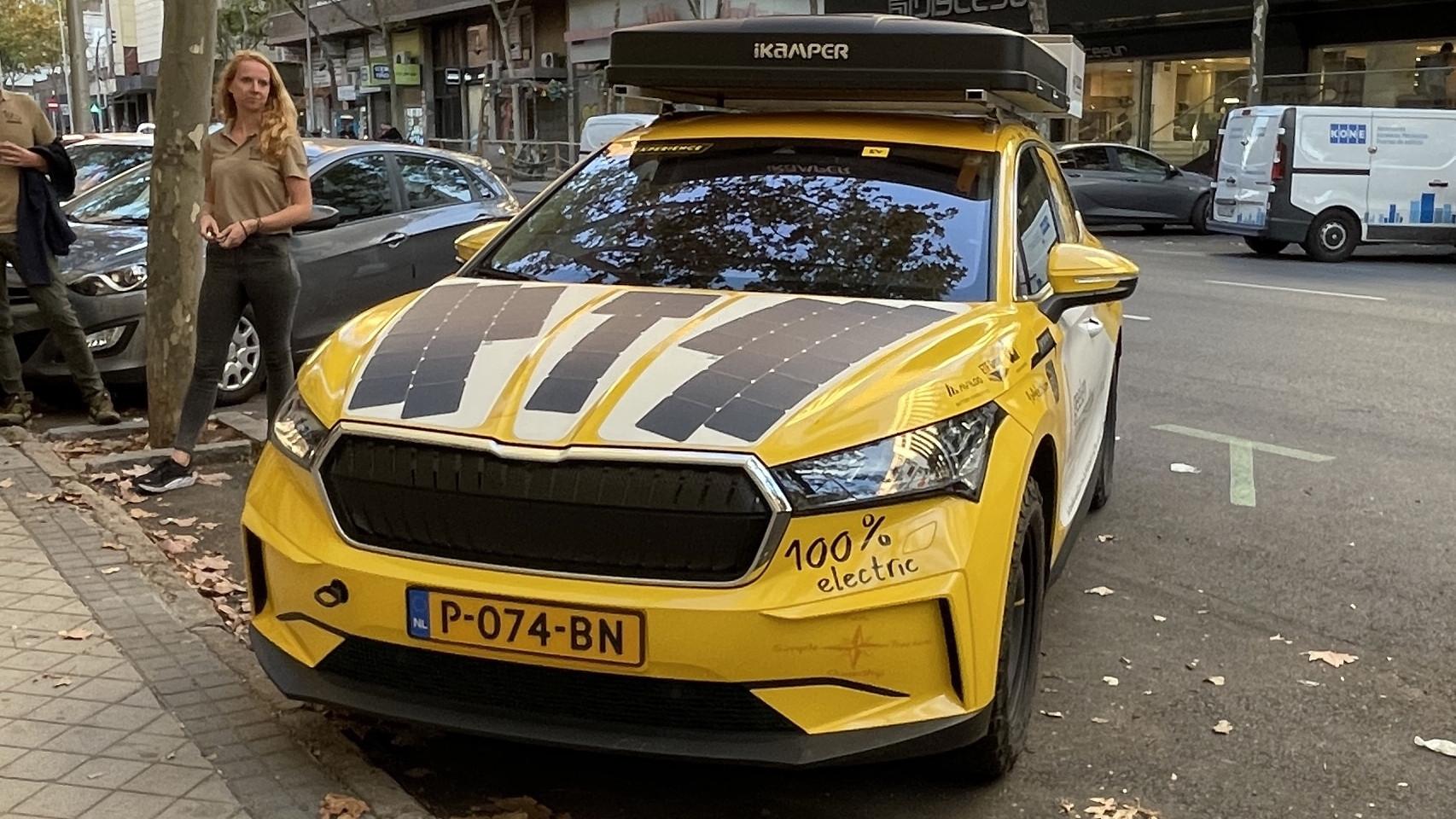 El coche aparcado en una calle de Madrid.