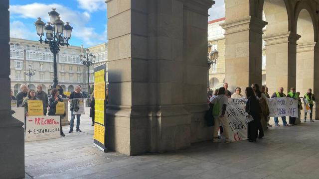 Protestas de las bibliotecarias y trabajadoras de ayuda en el hogar antes del inicio del pleno de A Coruña.