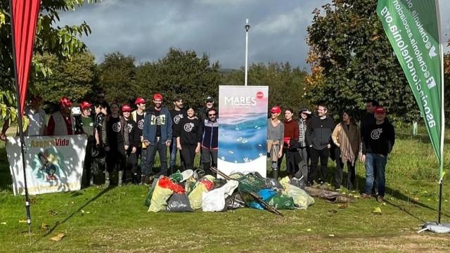 Voluntarios de ‘Mares circulares’ en Caldas (Pontevedra)., en una iamgen de archivo