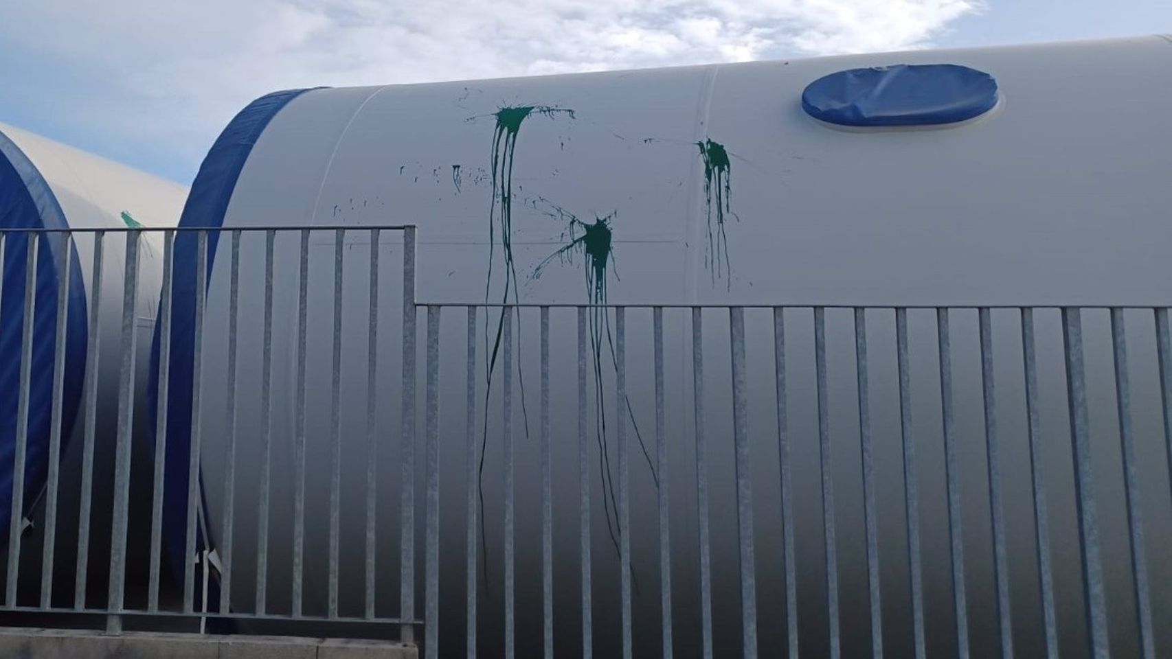 Daños causados por unos huevos con pintura en las bases de unos molinos eólicos de GRI Towers.