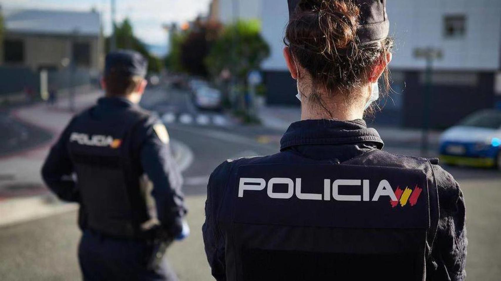 Imagen de archivo de dos agentes de la Policía Nacional de Burgos.