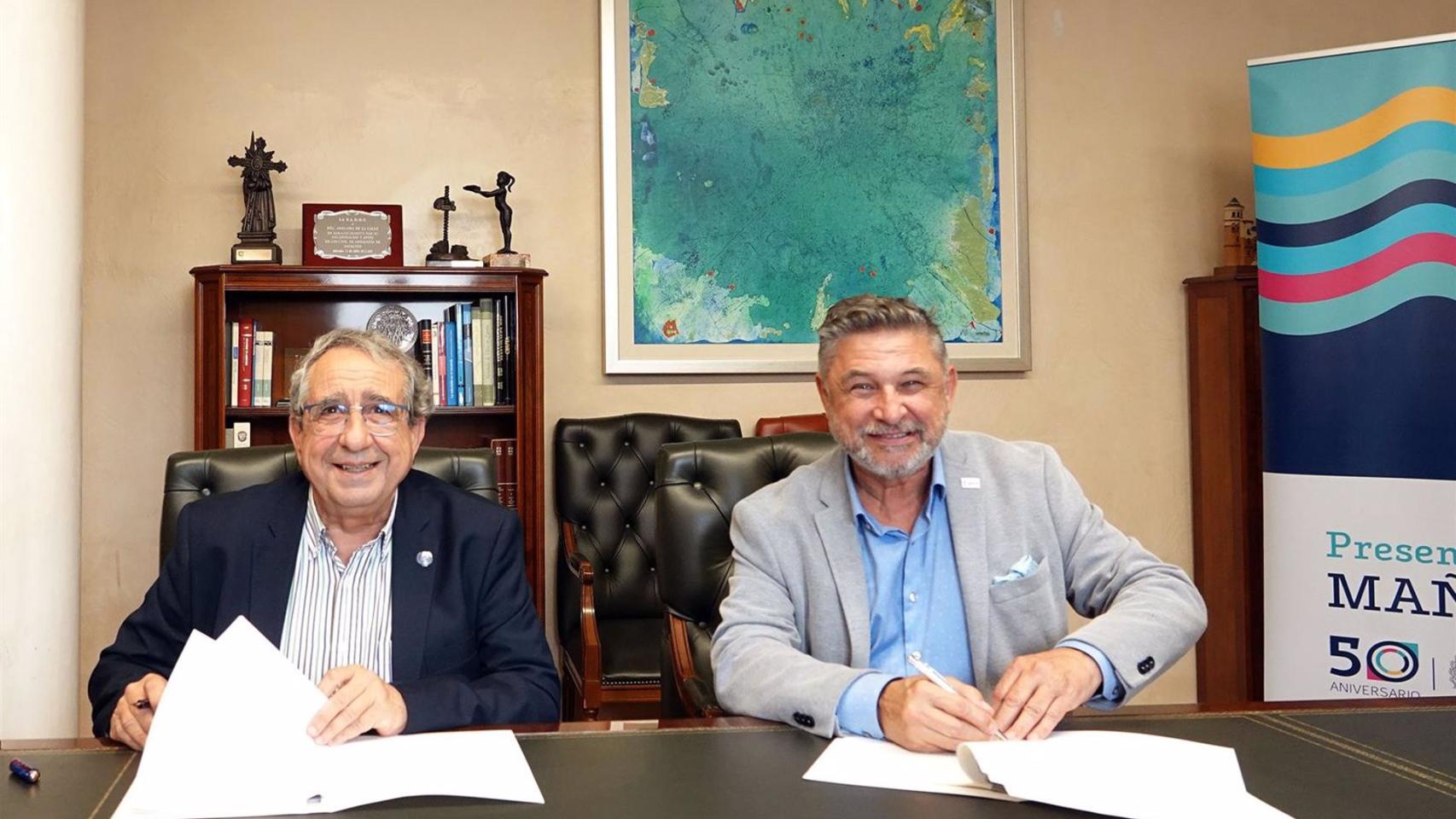 El rector de la Universidad de Málaga (UMA), José Ángel Narváez, y el presidente de la Junta Provincial de la Asociación Española Contra el Cáncer (AECC), Joaquín Morales.