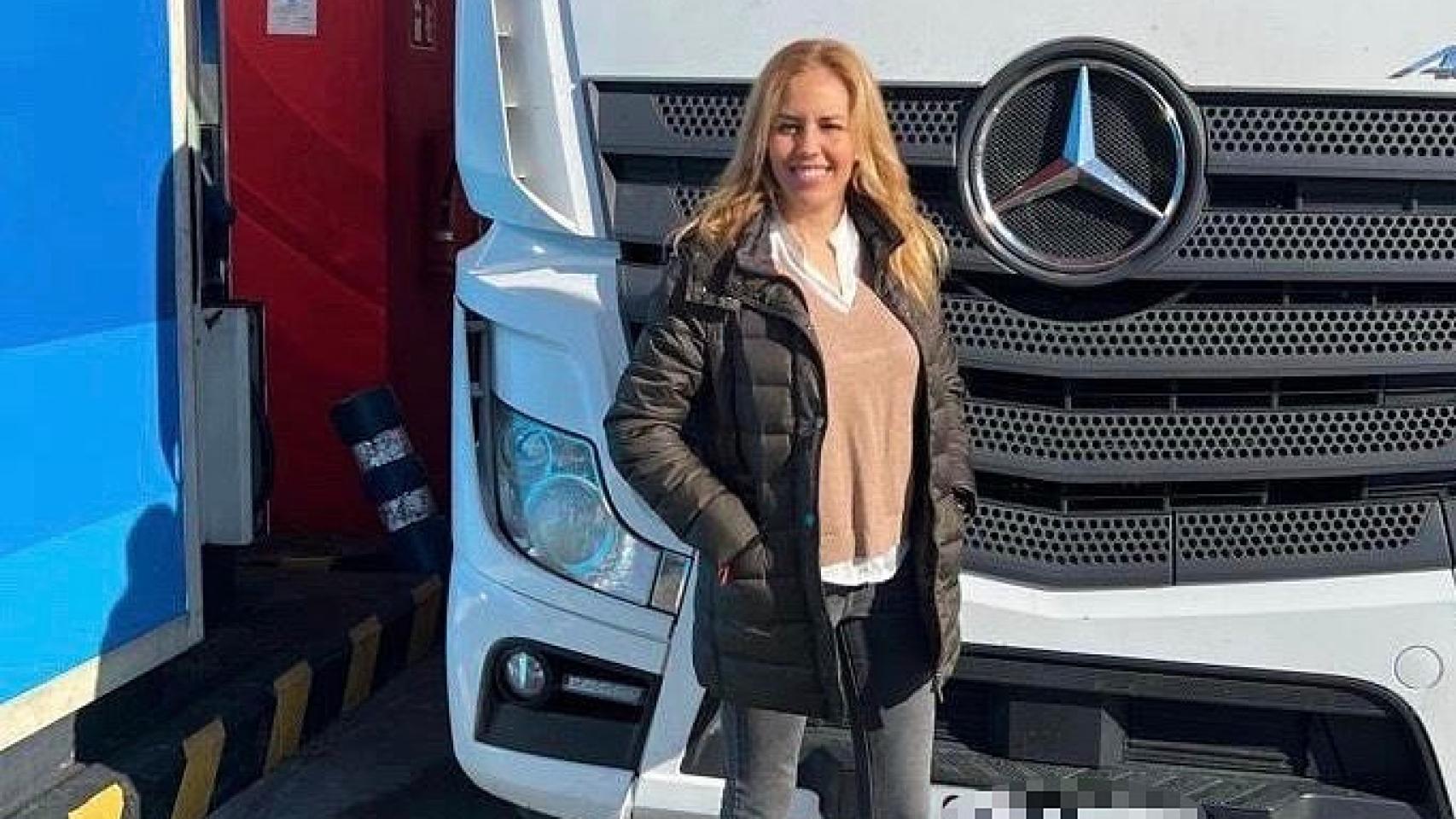 Virginia Muñoz, nueva presidenta de Asetras, delante de un camión