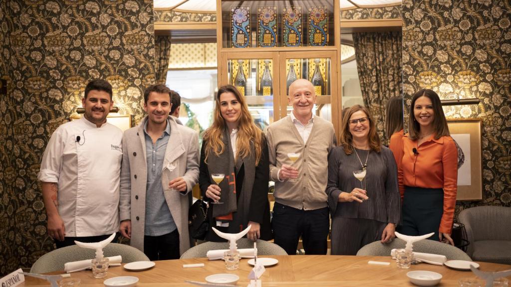 Las suscriptoras ganadoras de la experiencia gastronutricional de la Zona Ñ y sus acompañantes, con Hugo Ruiz y Elisa Blázquez