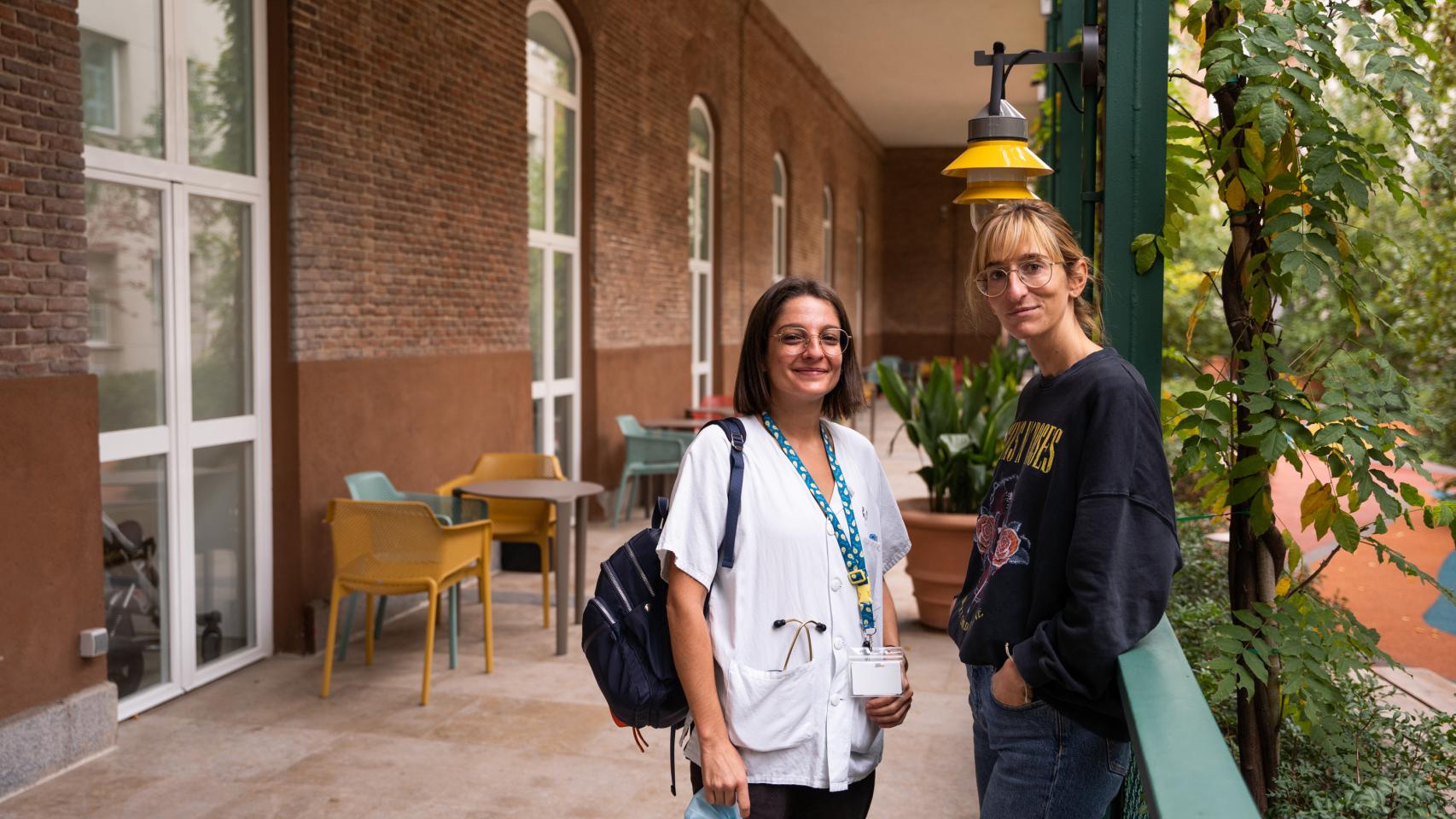 Eva y Verónica, en el jardín de la unidad de paliativos del Niño Jesús.