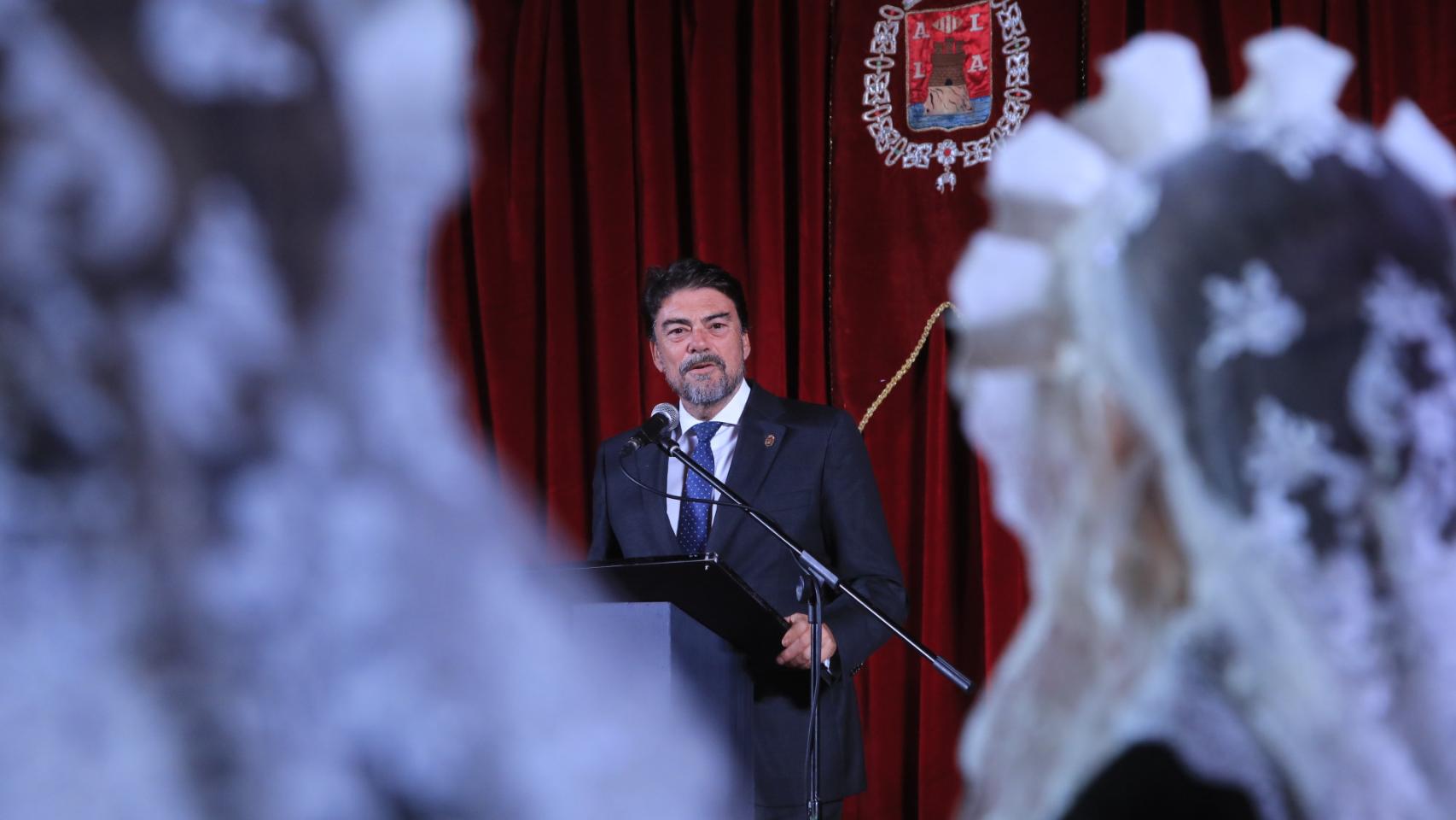 El alcalde y presidente de Alacantí TV, Luis Barcala, en un acto con belleas.