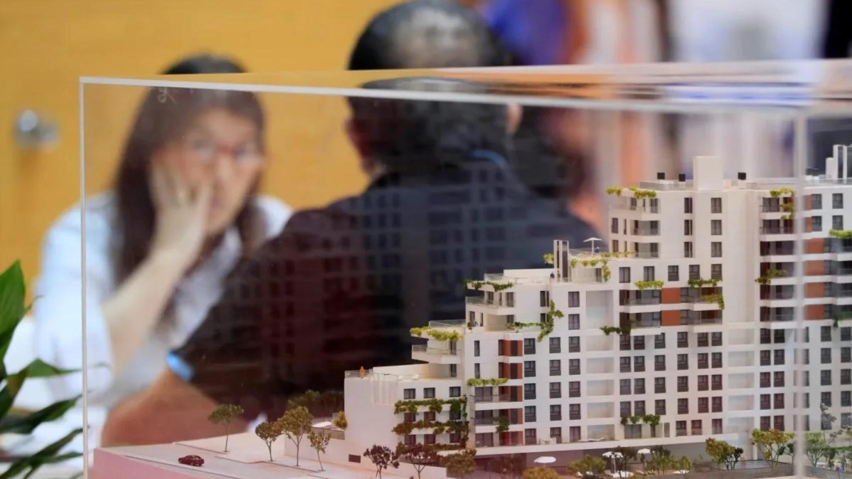 Una maqueta en un salón inmobiliario, en imagen de archivo.