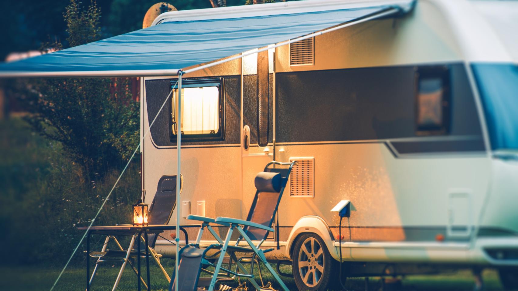 Imagen de archivo de una autocaravana en un camping.