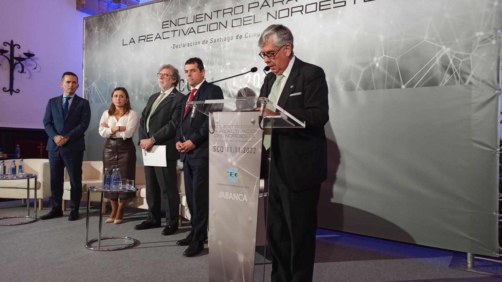 El presidente de CEOE Castilla y León, Santiago Aparicio (tercero por la izquierda), en un momento del foro organizado por las patronales del noroeste