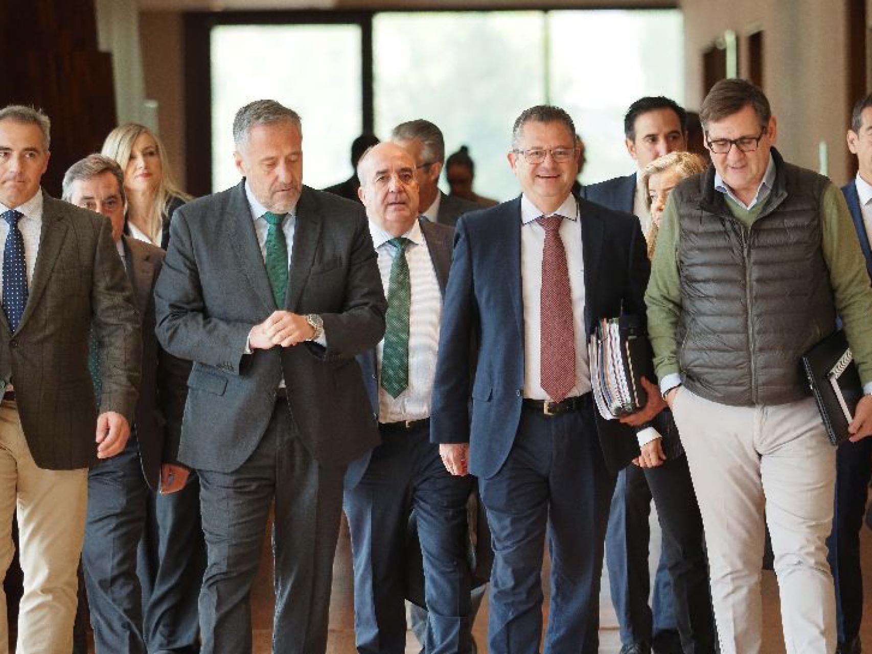 El consejero de Agricultura y Ganadería, Gerardo Dueñas, a su llegada a su comparecencia de este viernes en las Cortes.