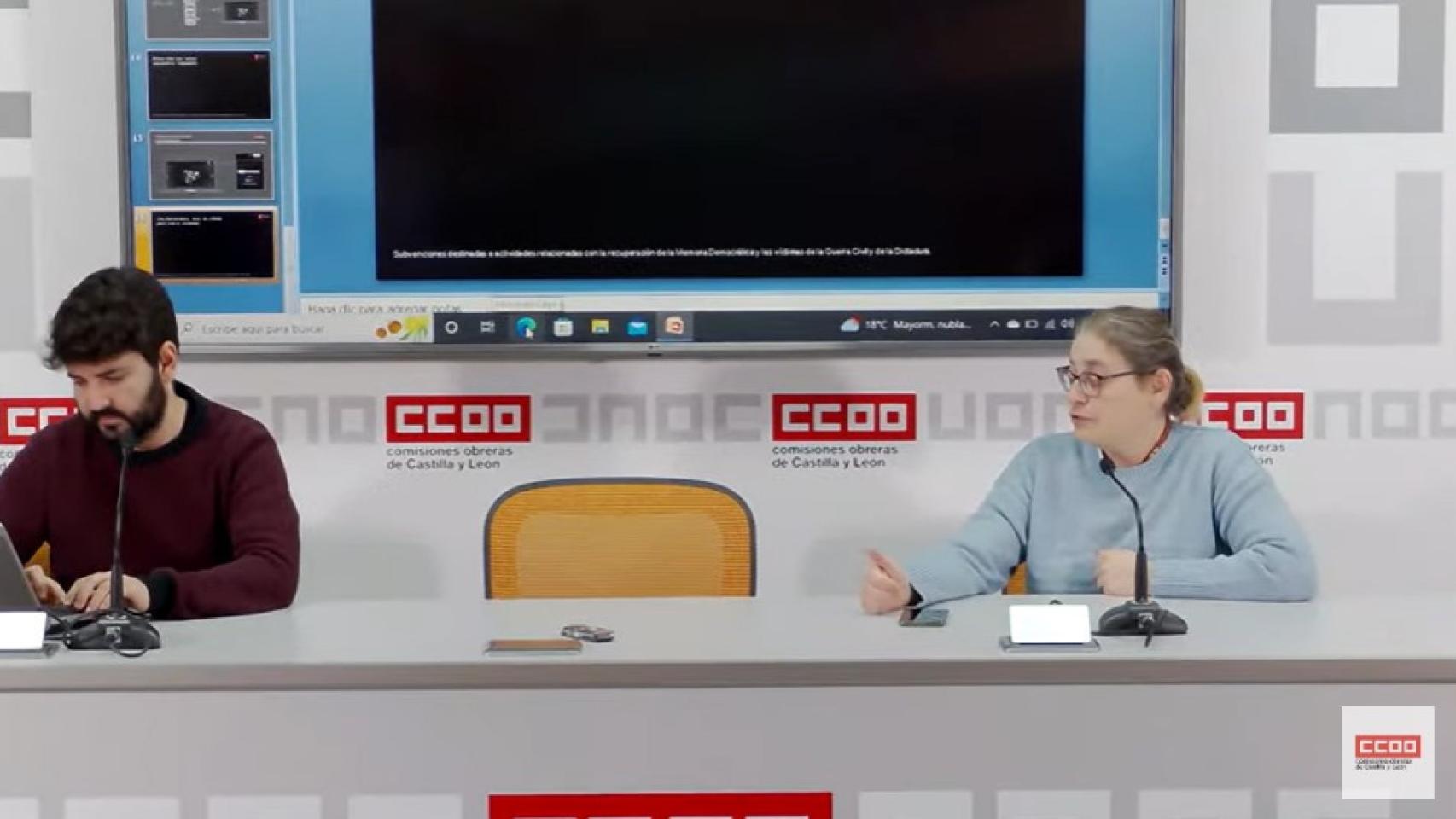 El diseñador de Couple InDesign, Eduardo España y Ana María Peña Baró, de la Fundación Jesús Pereda, haciendo un balance sobre 'Debería Desaparecer'