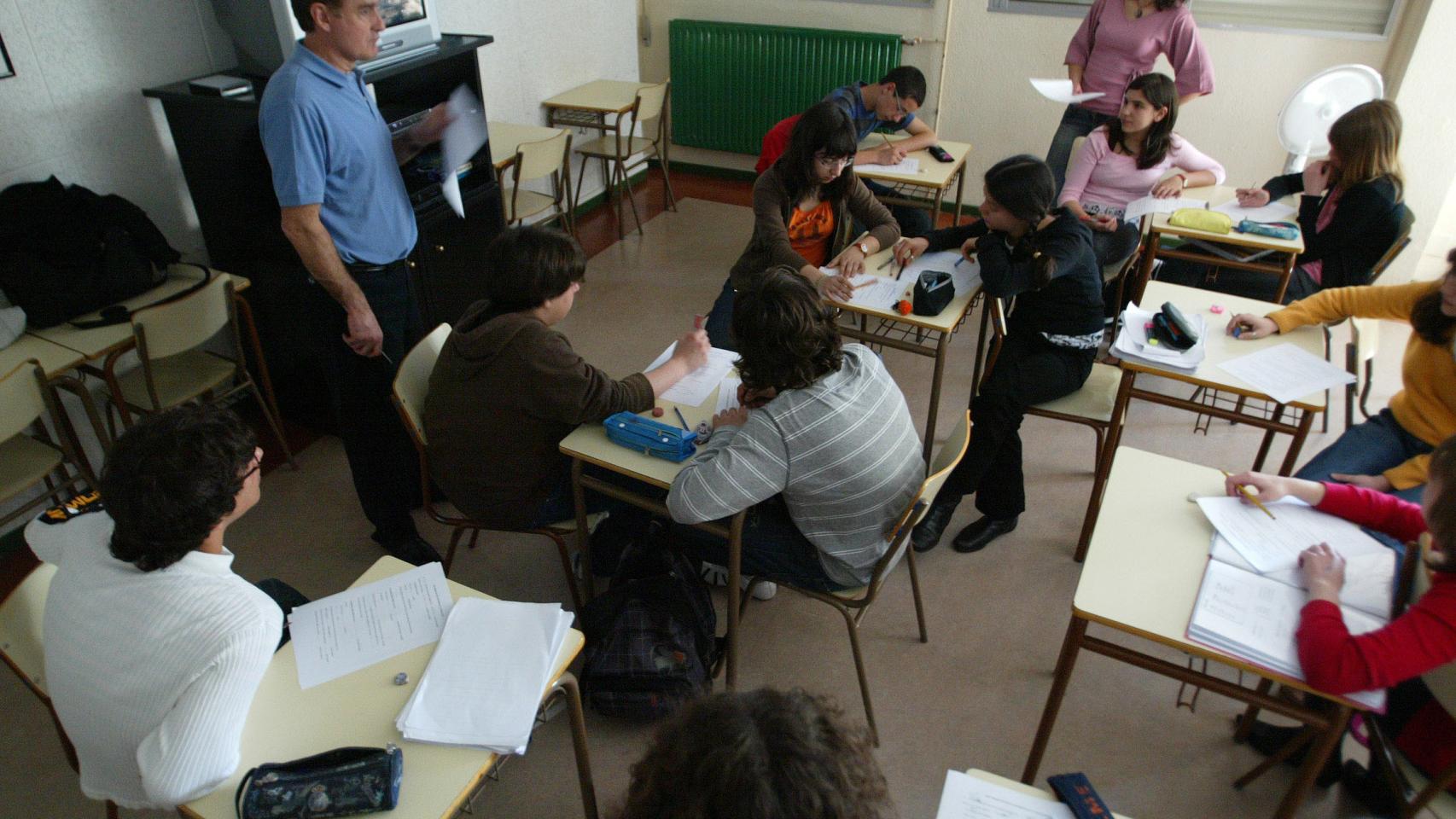 Un profesor imparte clase en un instituto de Castilla y León.
