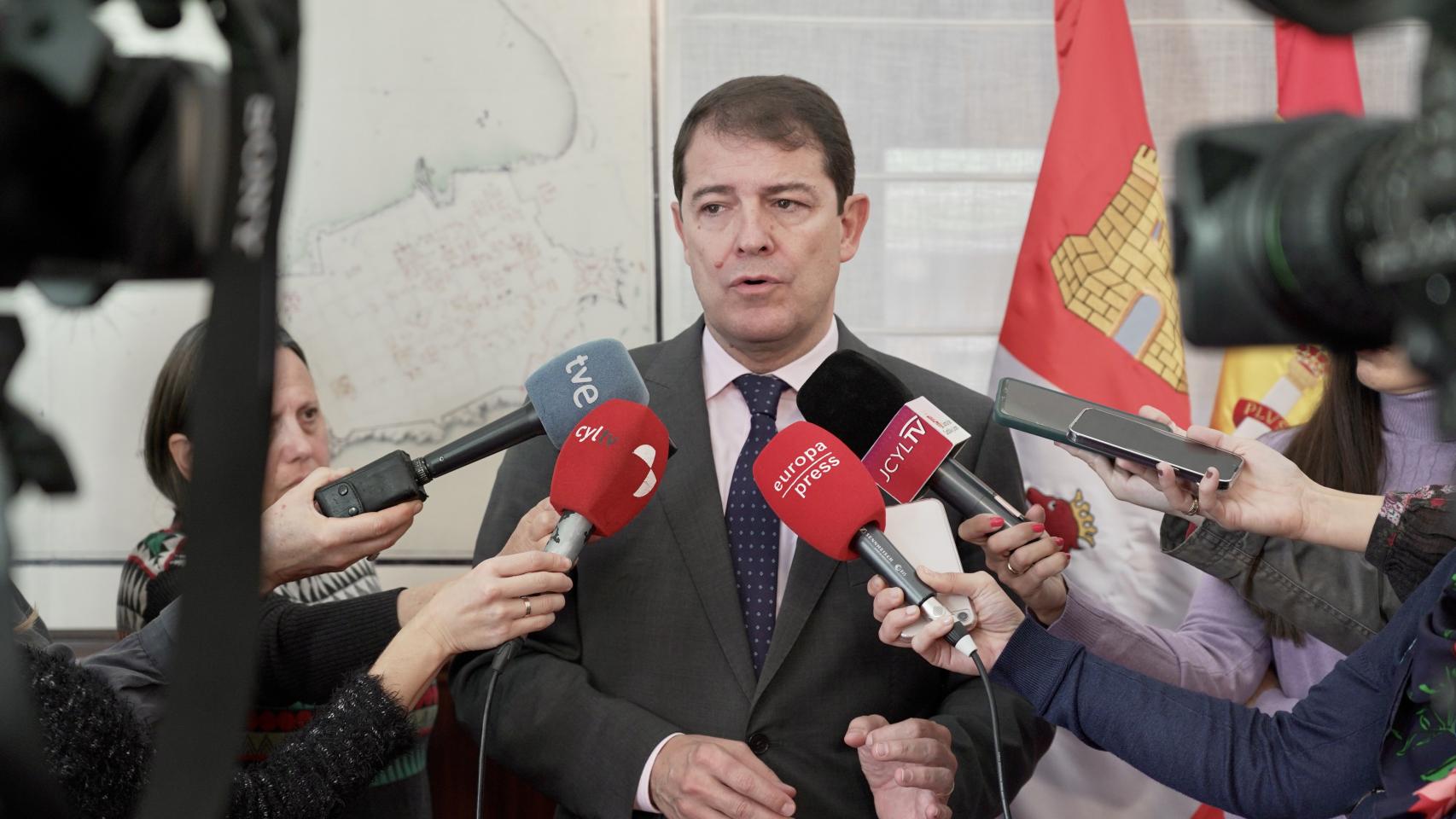 Mañueco responde a las preguntas de los medios