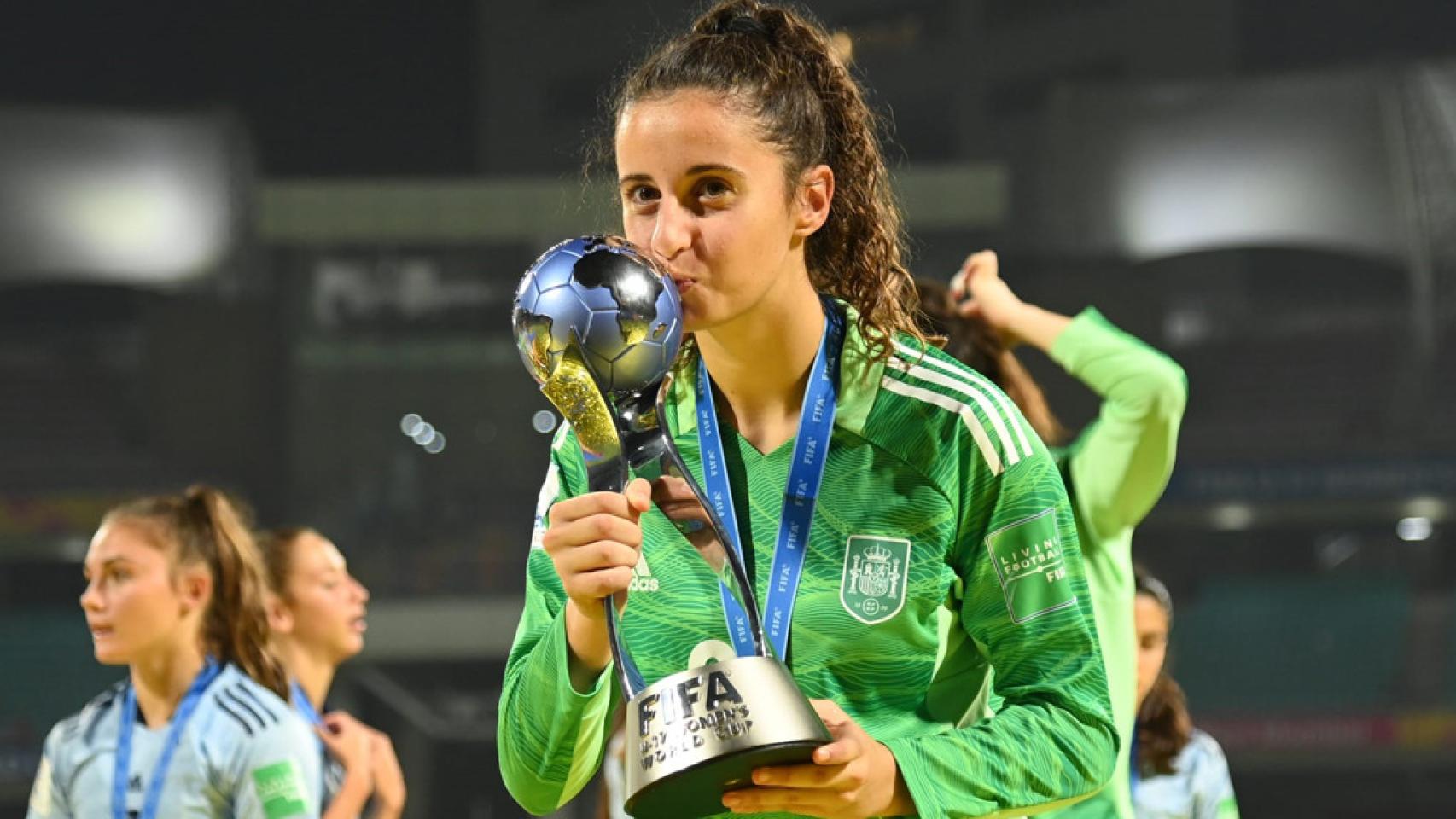 Jimena Vicario besando la Copa del Mundo
