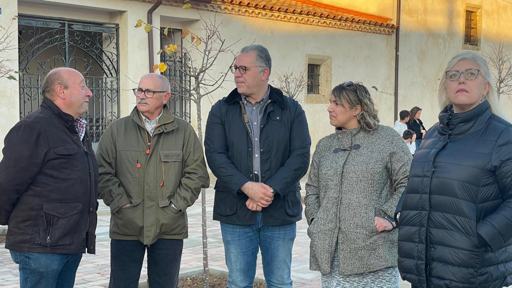 Inauguración de la plaza de la Iglesia de Aspariegos, con la presencia de Jesús María Prada
