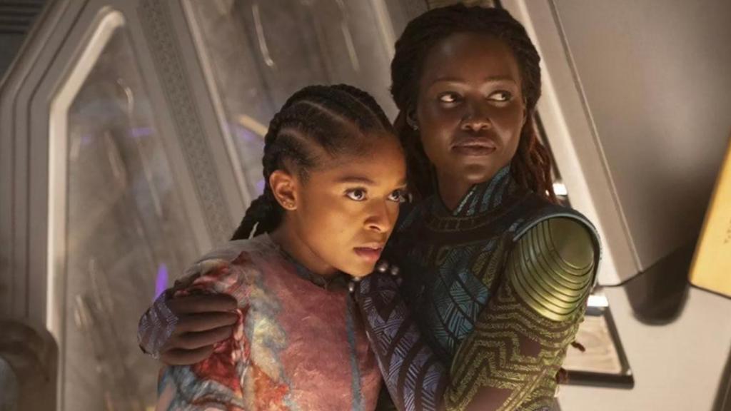 Dominique Thorne y Lupita Nyong'o en 'Wakanda Forever'.
