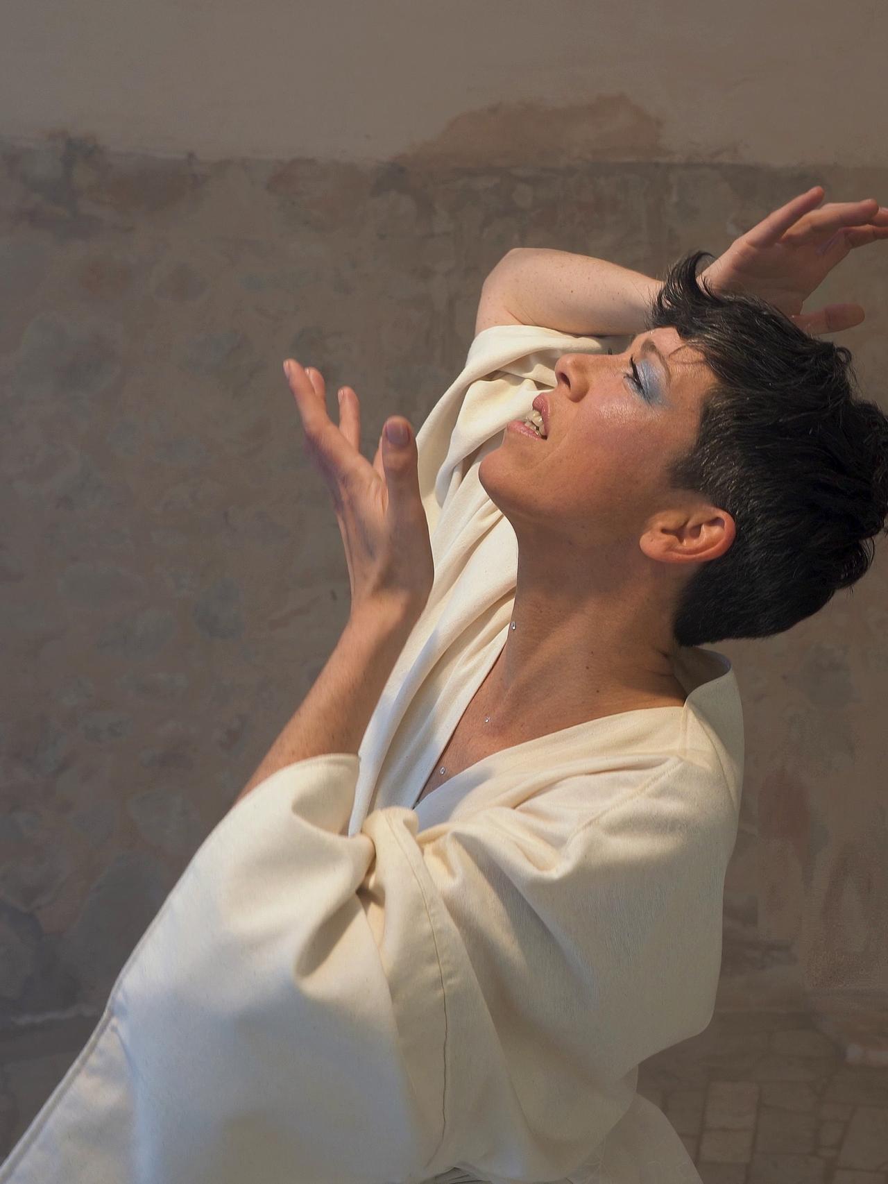 Karmento participa en el Benidorm Fest con el tema 'Quiero y duelo'.