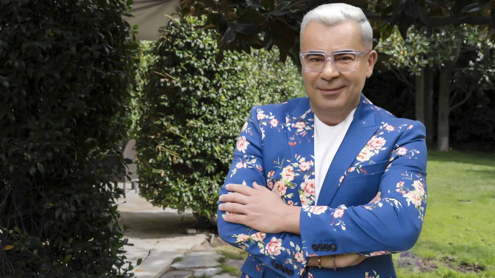 Jorge Javier Vázquez posa en el jardín de su casa.