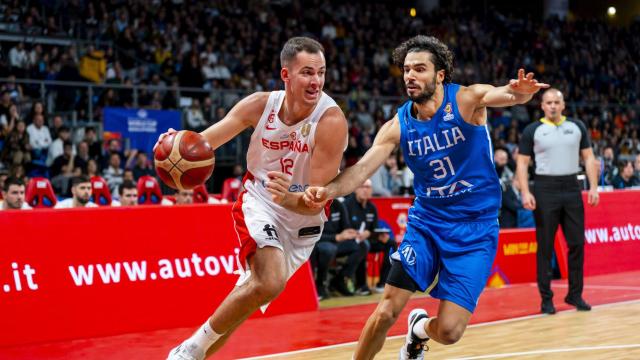 Miquel Salvó intenta una penetración ante Italia
