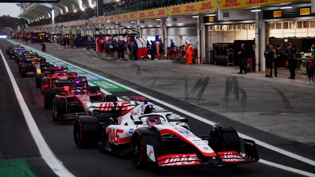 Kevin Magnussen espera en el pit lane del circuito de Interlagos en Brasil